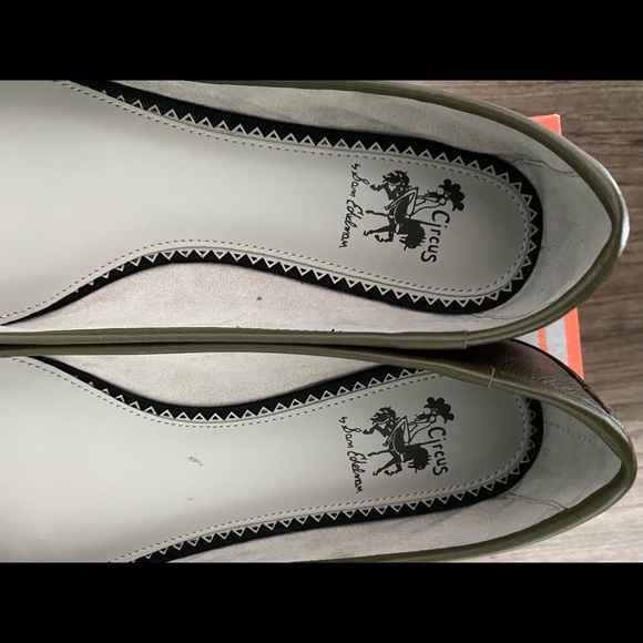 COPY - Sam Edelman Circus olive green ballet flats with a bow and spikes at the… - Picture 4 of 9